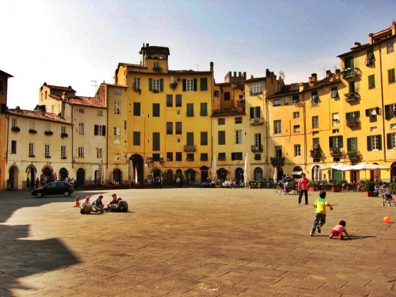 Lucca - Anfiteatro Square